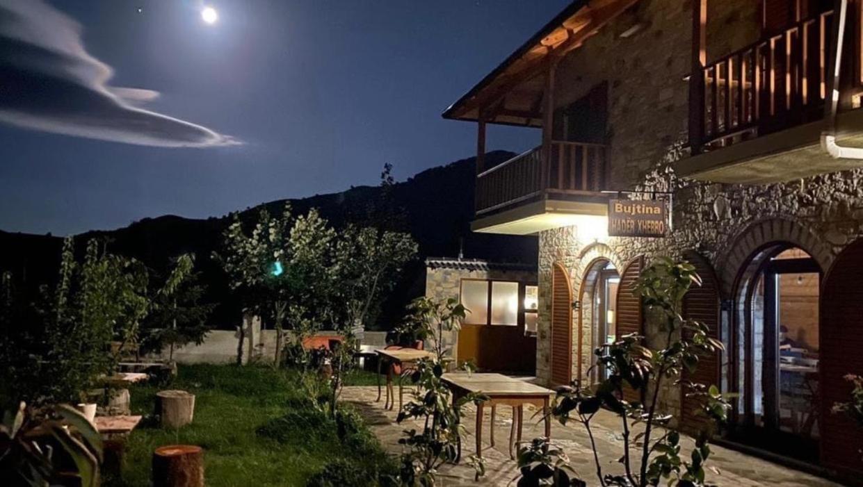 Auberge de jeunesse Bujtina Hader Xhebro à Tepelene Extérieur photo