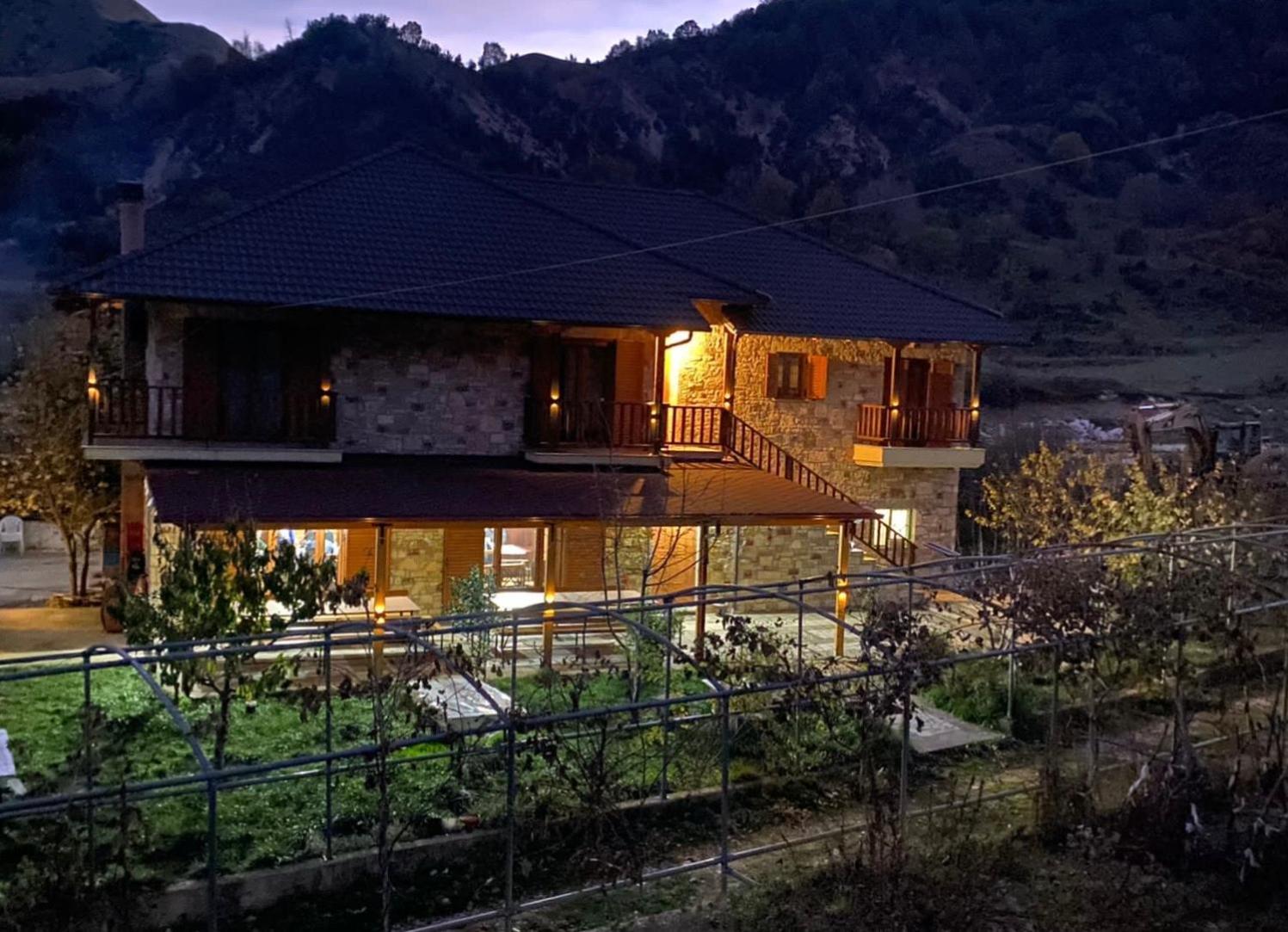 Auberge de jeunesse Bujtina Hader Xhebro à Tepelene Extérieur photo